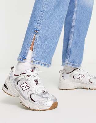 New Balance - 530 - Sneaker in Weiß und Burgunderrot, exklusiv bei ASOS