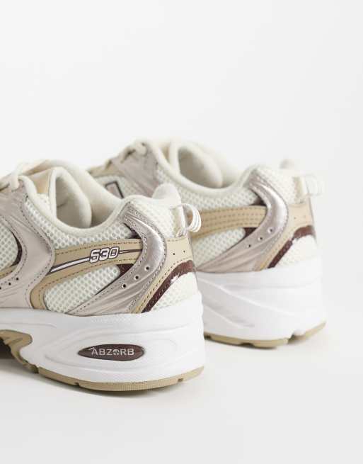 New Balance 530 Sneaker in Weiß und Metallic-Bronze, 4 von 5