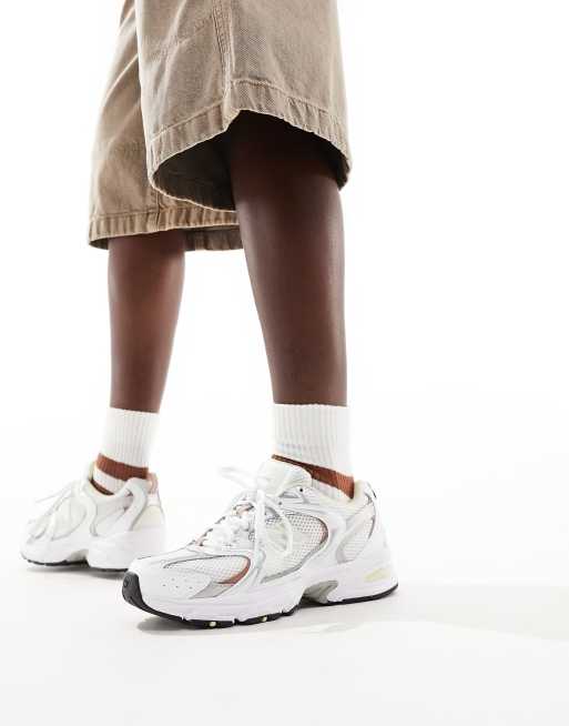 New Balance - 530 - Sneakers bianche e argento con dettagli marroni