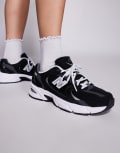 New Balance 530 sneakers in black