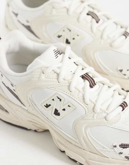 New Balance 530 sneakers in gebroken wit en koeienprint, 2 van 5