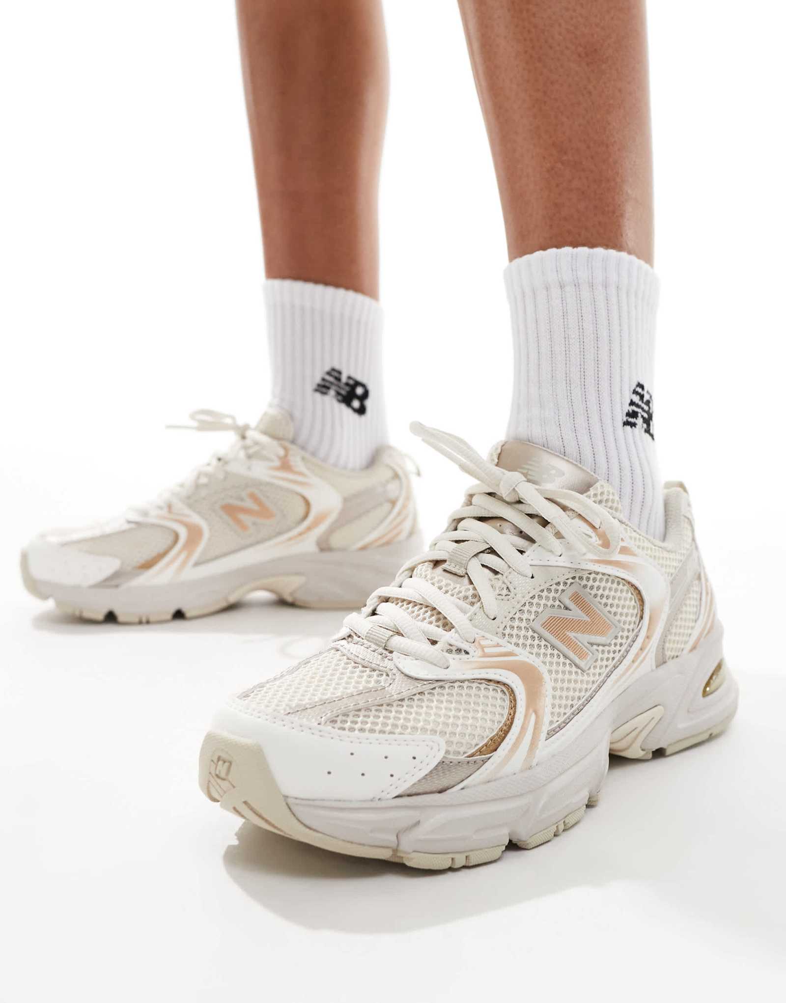 Белые кроссовки New Balance 530 с золотыми вставками