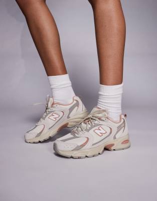 Кроссовки New Balance 530 темно-белого и кораллового цветов