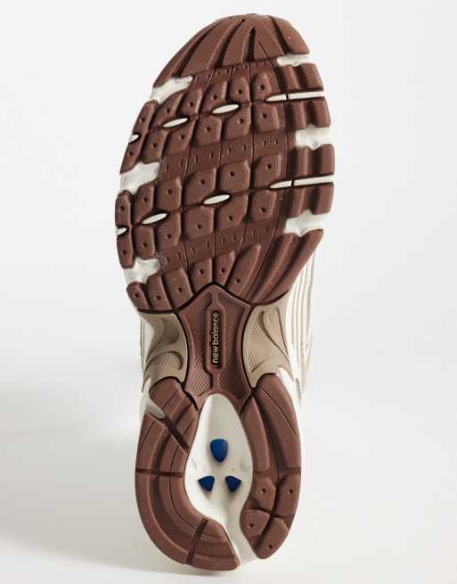 New Balance 530 sneakers in white and brown, 4 of 5