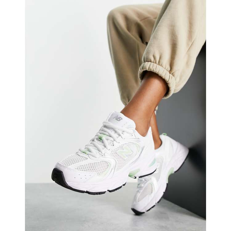 veer hoofdstuk Invloedrijk New Balance - 530 - Sneakers in wit en pastelgroen, exclusief bij ASOS |  ASOS