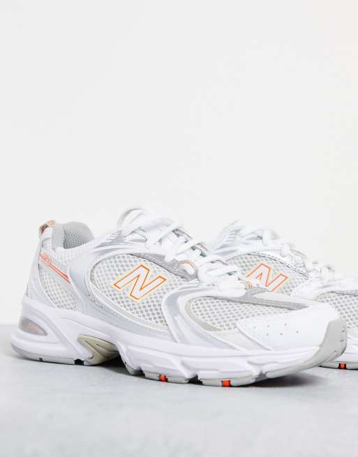New Balance - 530 - Sneakers in wit en perzikkleur
