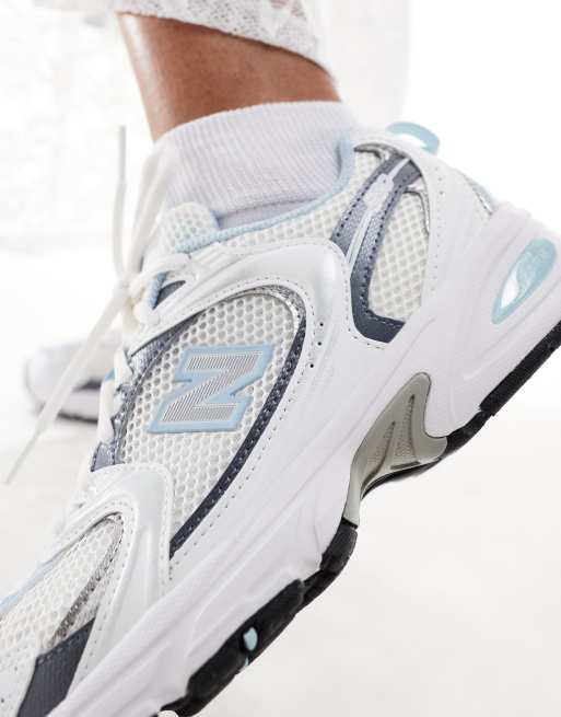 New Balance - 530 - Sneakers in wit met metallic blauw, 4 van 5