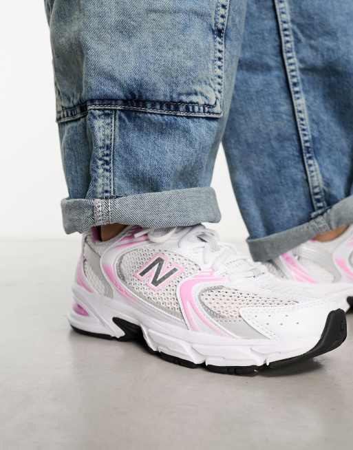 New Balance 530 Sneakers in wit met roze