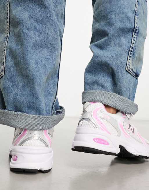 New Balance 530 Sneakers in wit met roze ASOS