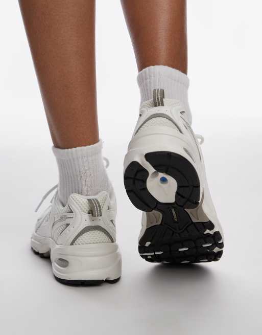 New Balance 530 trainers in off white