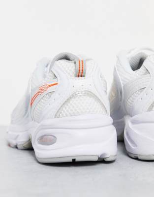 new balance 530 trainers in white and peach