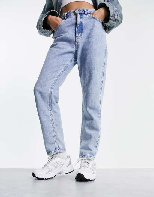 New Balance 530 trainers in white and silver , 2 of 4