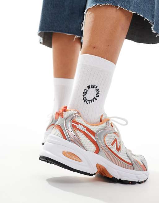 New Balance 530 – Vita och orange sneakers, 4 av 5
