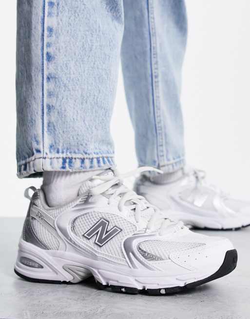 New Balance – 530 – Vita och silverfärgade sneakers , 3 av 4
