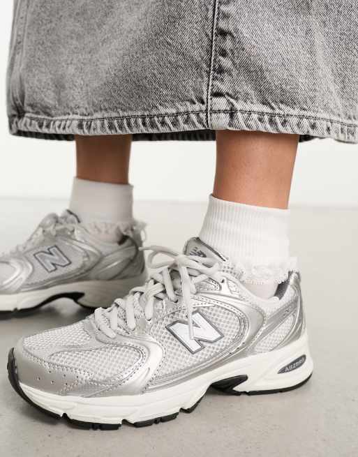 New Balance – 530 – Vita och silverfärgade sneakers, 2 av 4