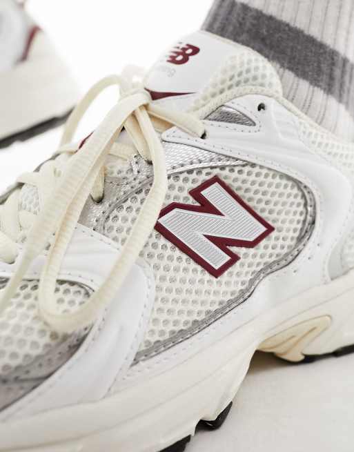 New Balance – 530 – Vita och vinröda sneakers, 3 av 5