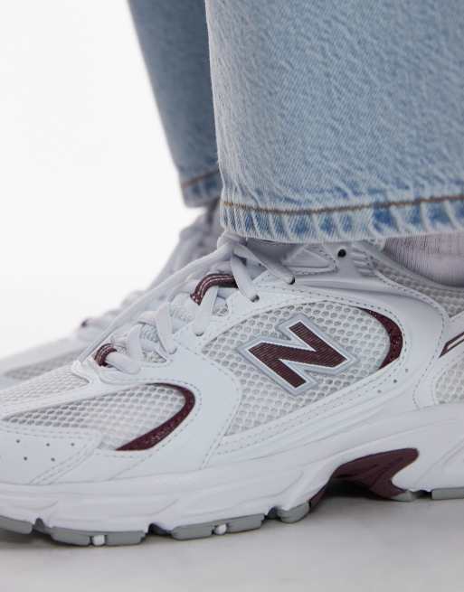New Balance – 530 – Vita och vinröda sneakers, 4 av 5