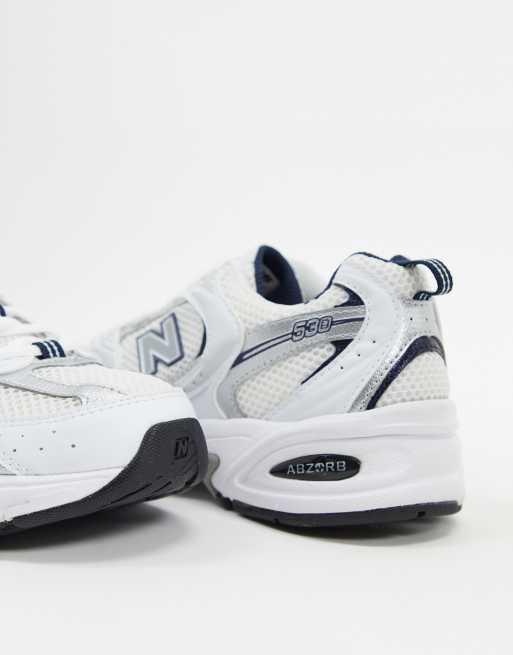 New Balance – 530 – Vita, silverfärgade och blå sneakers, 3 av 4