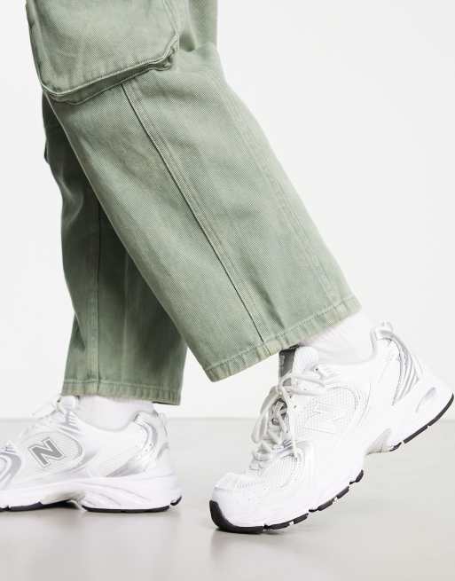 New Balance 530 – Vita sneakers i metallic