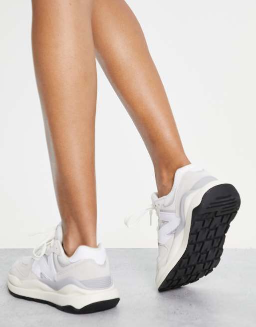 New Balance – 57/40 – Grå, flerfärgade sneakers i mocka, 2 av 4
