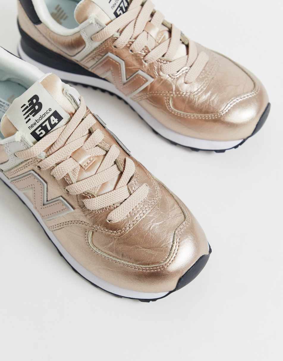 New balance metallic. New Balance 574 Rose. New Balance 574 золотистые. New Balance 530 Metallic золотые. Кроссовки золото Нью Бэлэнс.