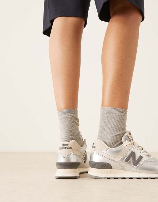 New Balance - 574 - Sølvfarvede sneakers med metallic-finish , 3 af 5