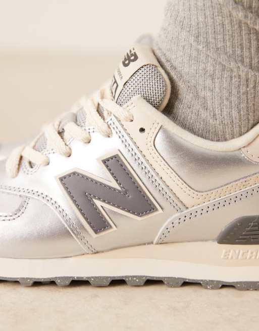 New Balance - 574 - Sølvfarvede sneakers med metallic-finish , 4 af 5