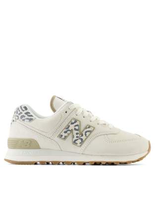 New Balance - 574 - Sneaker in Weiß mit Leopardenmuster-Detail