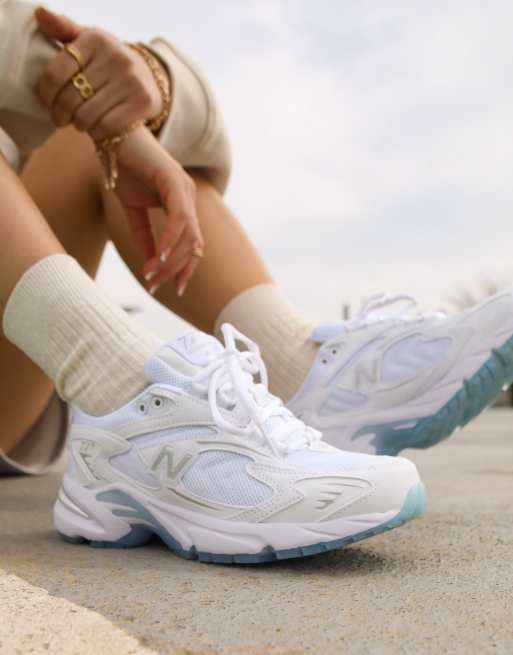 New Balance 725 Sneaker in Wollweiß und Silber ASOS