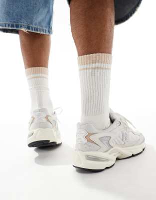 New Balance 725 sneakers in white with cream | ASOS
