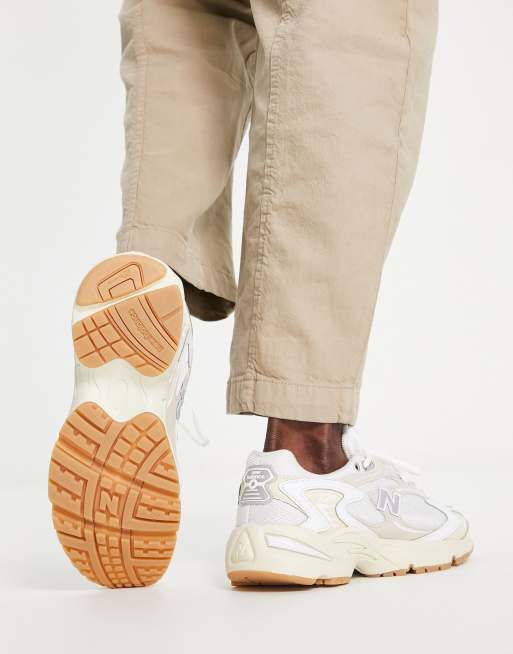 New Balance 725 trainers in white and sand | ASOS