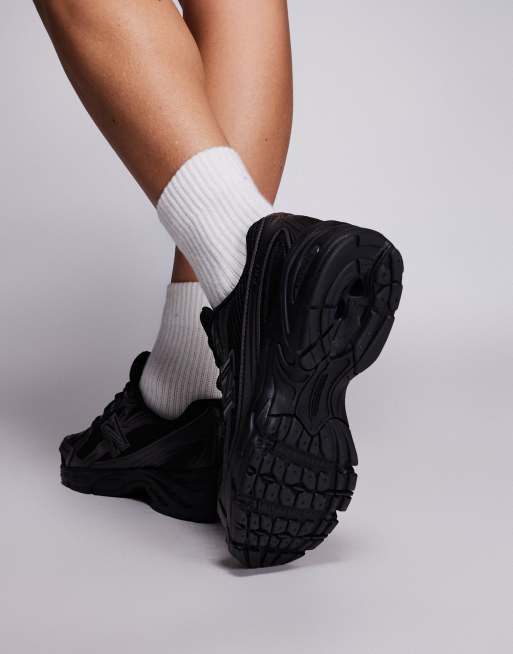 New Balance 740 trainers in black