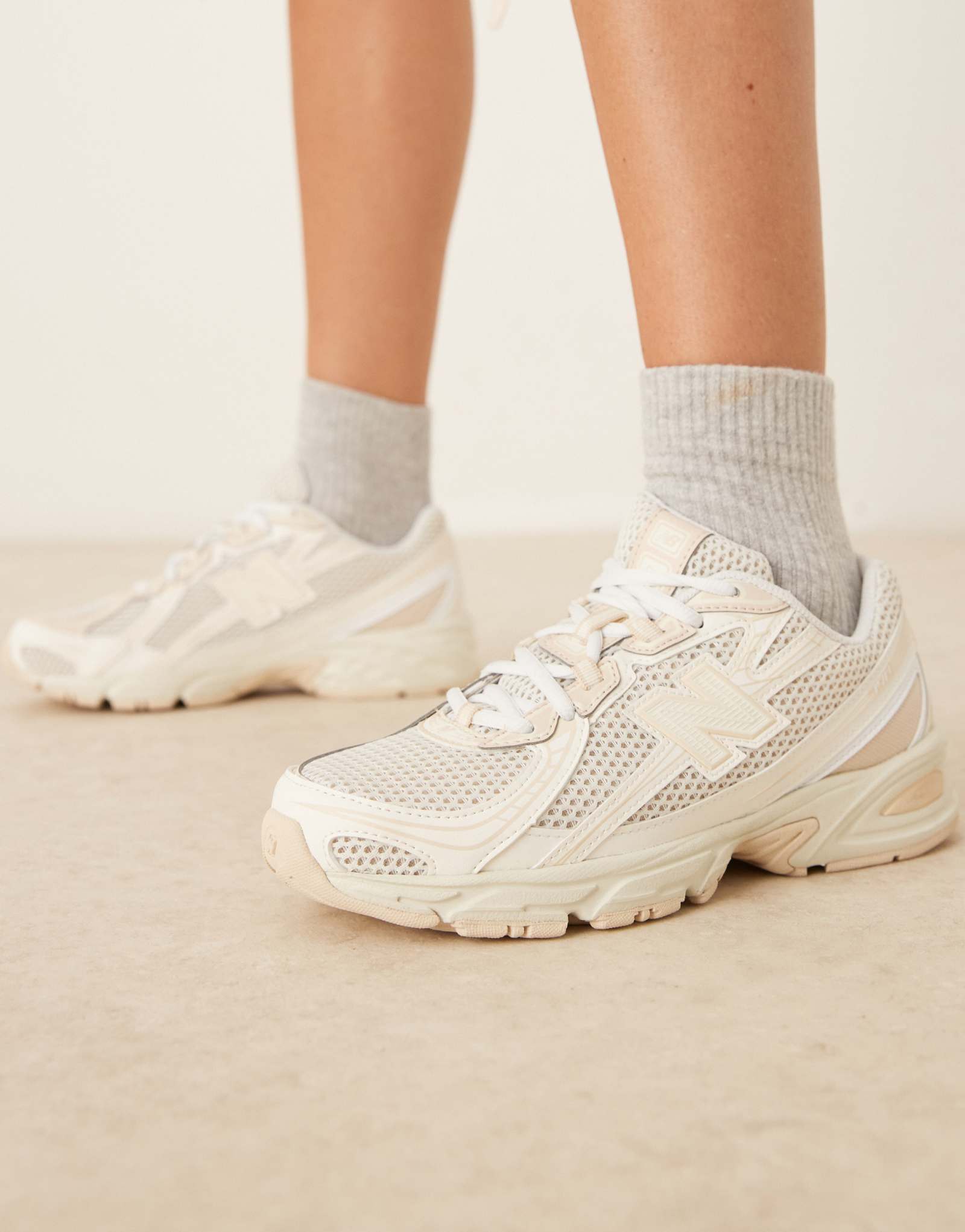 Кроссовки New Balance 740 темно-белого цвета