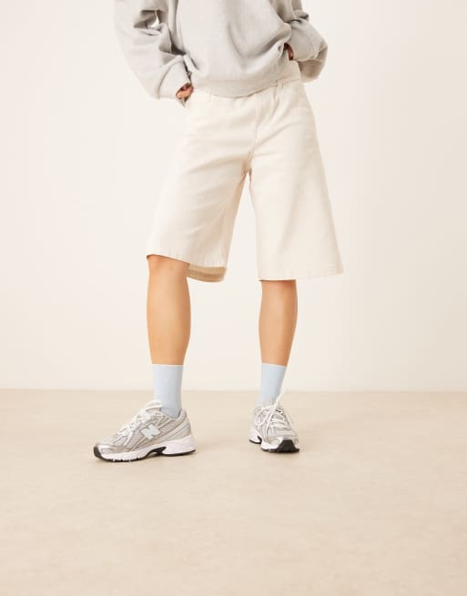 新品未使用　箱あり　New Balance 740 21cm Shop the latest drop of New Balance's 740 sneaker in three