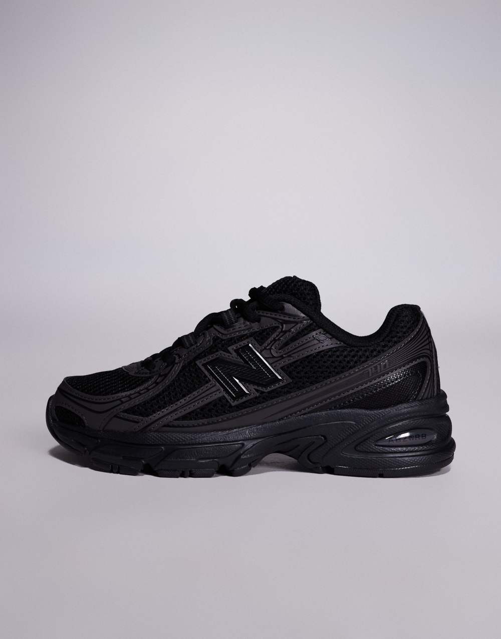 New Balance 740 trainers black