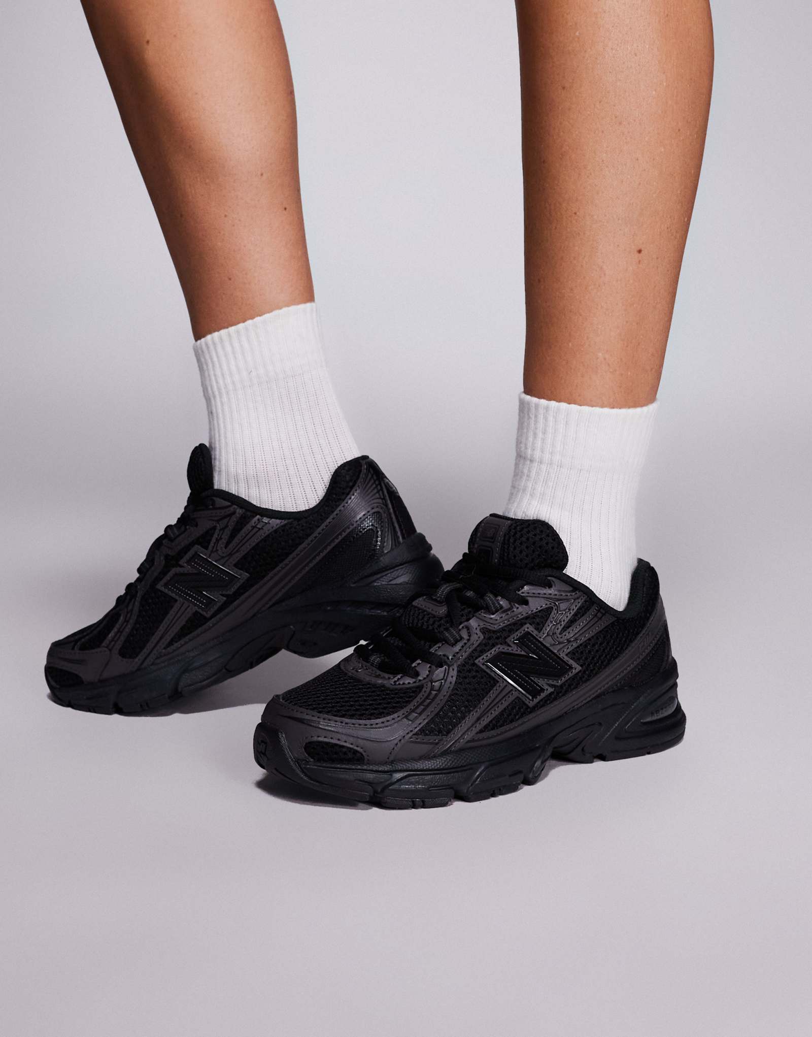 Кроссовки New Balance 740 черного цвета