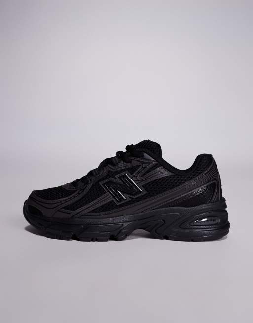 New Balance 740 trainers in black