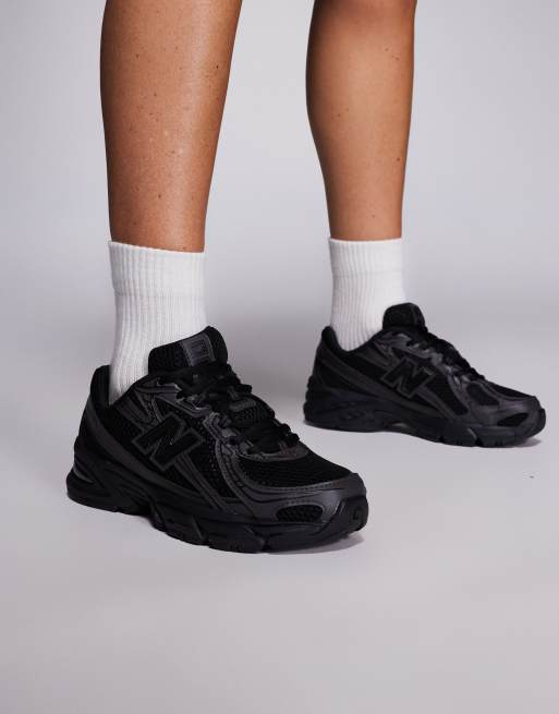 New Balance 740 trainers in black