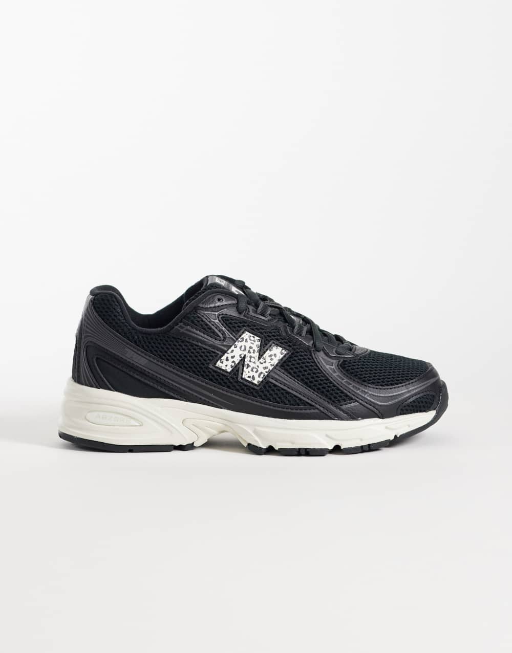 New Balance 740 trainers in black