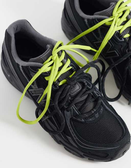 New Balance 740 trainers in black, 4 of 5