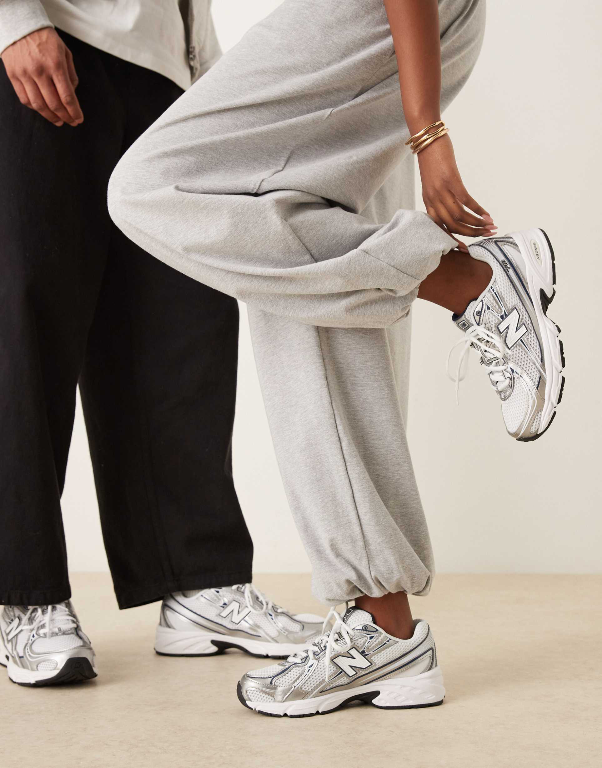 new balance 740 trainers in navy and white