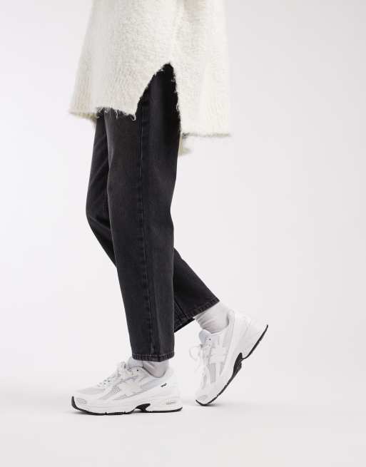 New Balance 740 trainers in white