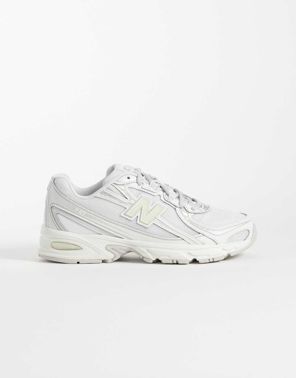 New Balance 740 trainers in white