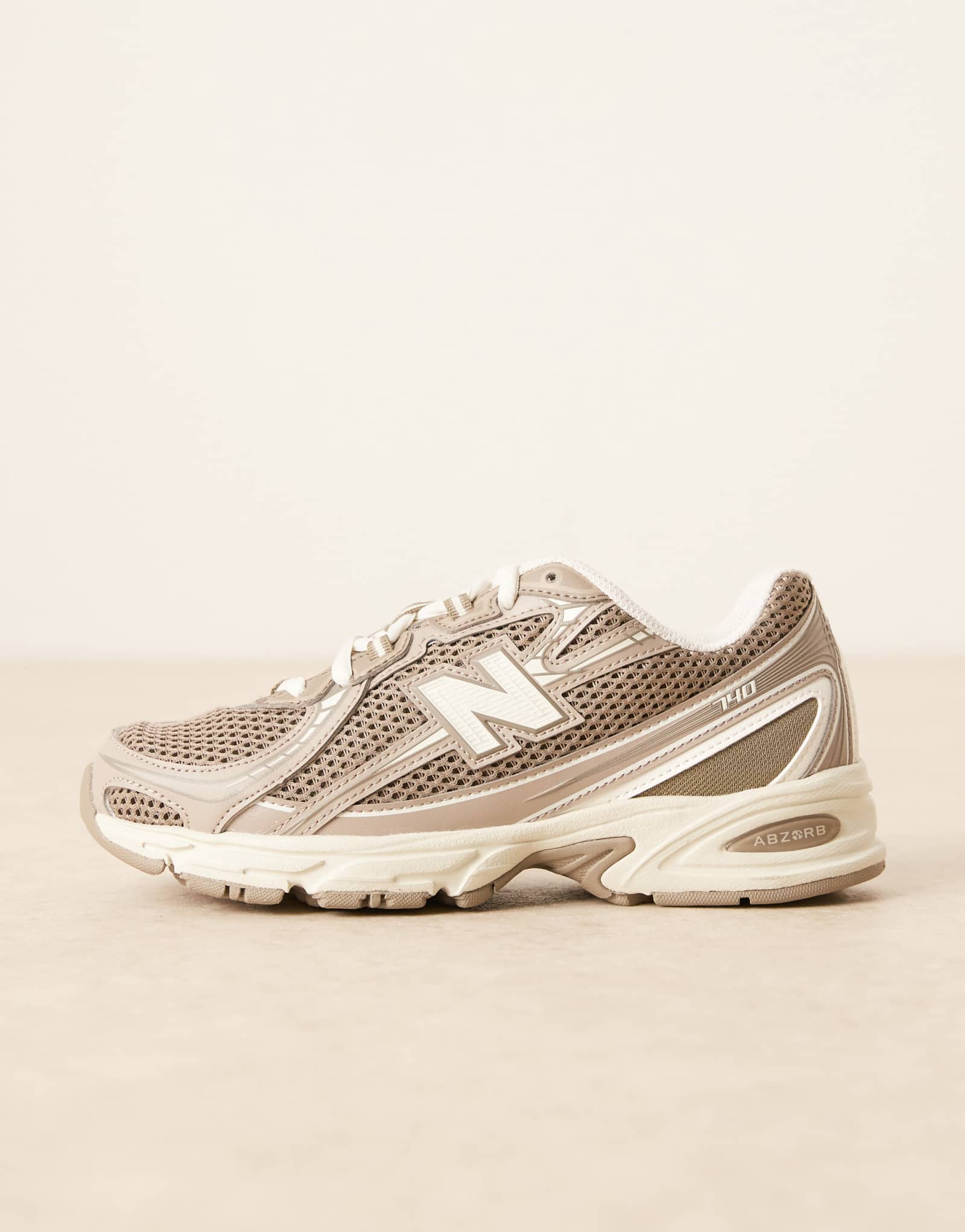 Кроссовки New Balance 740 унисекс коричневого и не совсем белого цветов