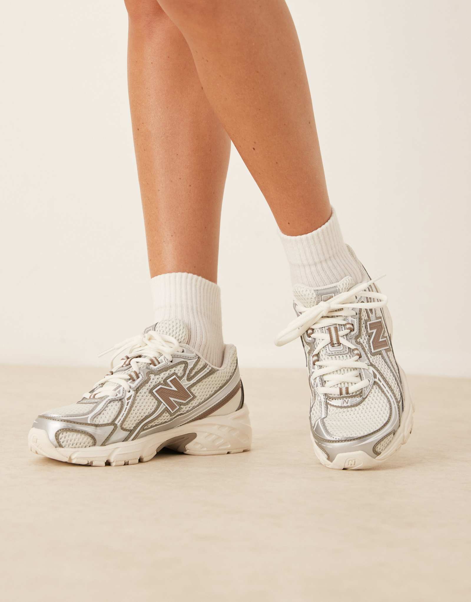 Кроссовки New Balance 740 унисекс с белыми, серебристыми и бежевыми деталями