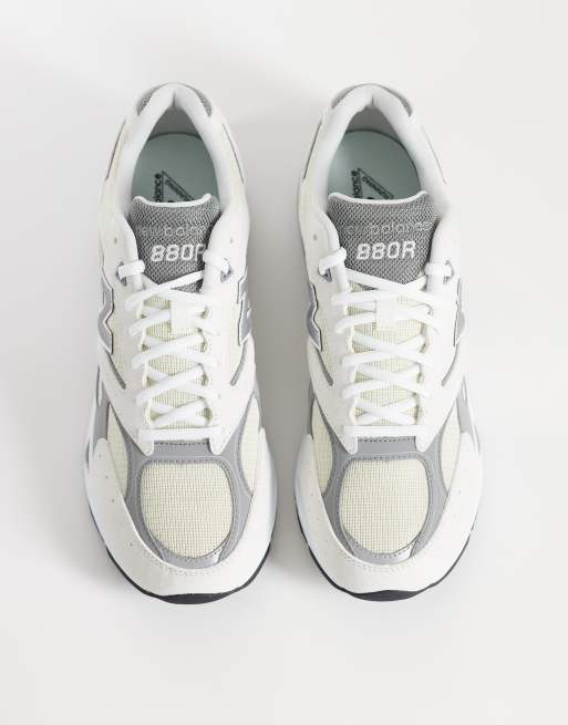 New Balance 880 sneakers in grigio chiaro, 3 di 5