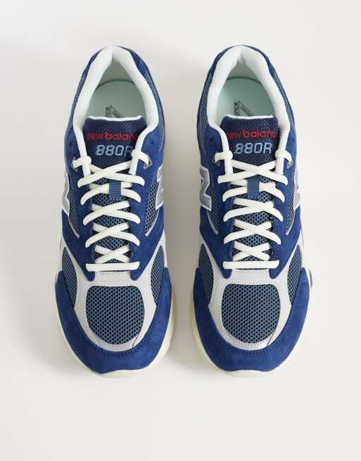 New Balance 880 trainers in navy, 3 of 5
