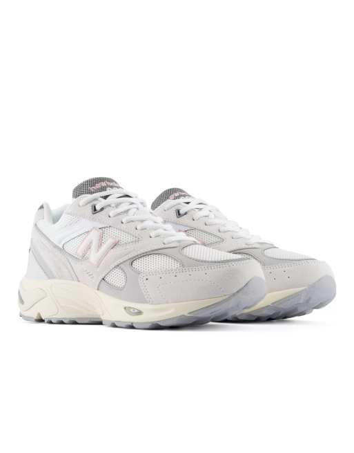 New Balance 880r trainers in reflection, 2 of 4