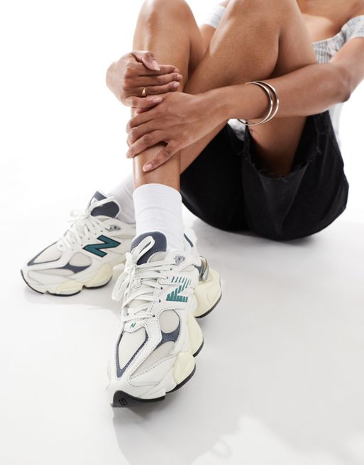 New Balance - 9060 - Cremehvide sneakers med sorte detaljer 