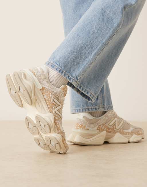 New Balance - 9060 - Sesamfarvede sneakers med hjorteprint, 3 af 5